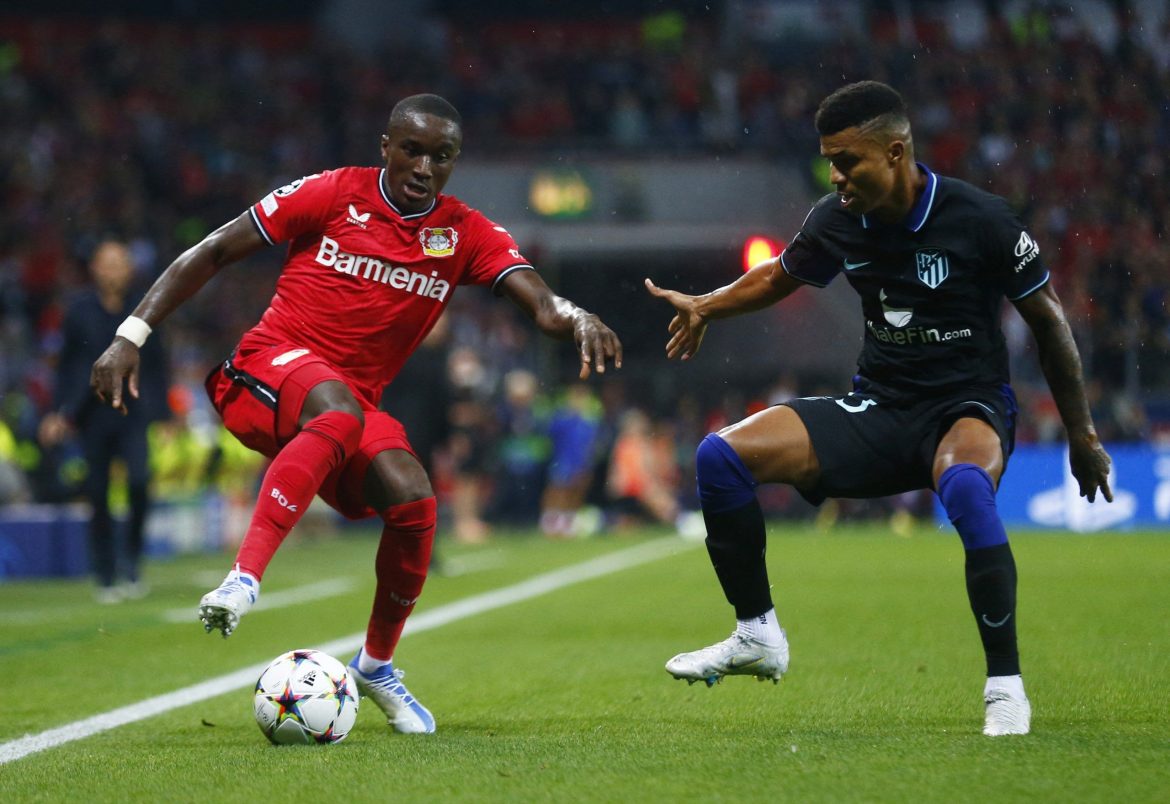 Man Utd in transfer race to sign £13k/p-w ace who is "always working 120%"